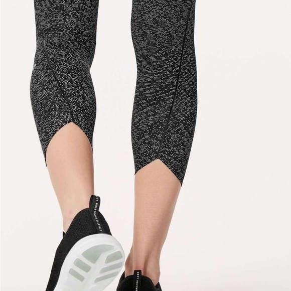 Lululemon Quick Pace Tight Leggings 7/8 Length Soundwave Black White Luxe Size 4 - Picture 3 of 12